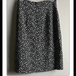 ANN TAYLOR WOMEN’S DEER AND BIRDS PRINT BLACK AND WHITE SKIRT SIZE 8 PRE-OWNED